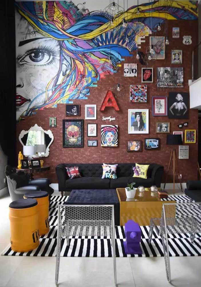 A sala de estar da casa da Anitta foi projetada com um pé direito duplo e a inspiração para criação foi o artista plástico Andy Warhol que é considerado o pai da decoração Pop-Art. 